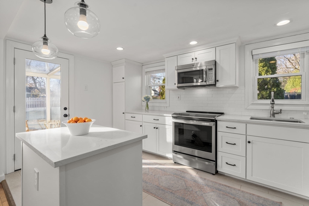 11 Londonderry Road Framingham, MA 01701 - Photo 4 of 38 Gallery Image 4