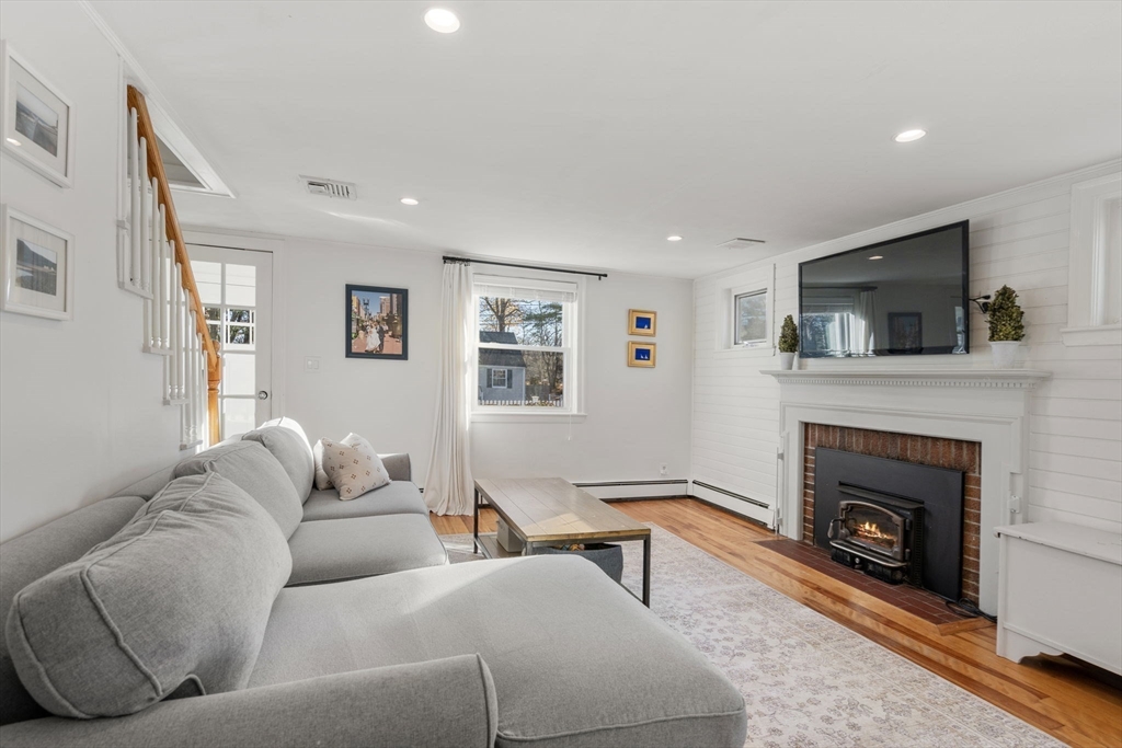 11 Londonderry Road Framingham, MA 01701 - Photo 7 of 38 Gallery Image 7