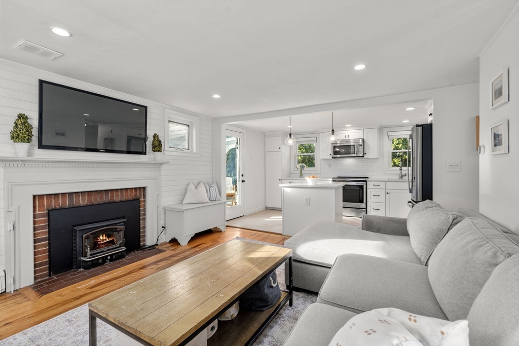 11 Londonderry Road Framingham, MA 01701 - Photo 8 of 38 Gallery Image 8
