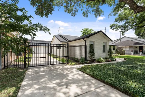 $960,000 | 2501 Briarhurst Drive, Houston, TX 77057