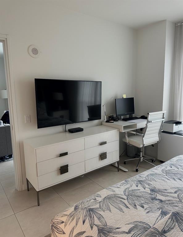 401 North Birch Road, Unit 1212 Fort Lauderdale, FL 33304 - Photo 10 of 40 a room with furniture and flat screen tv