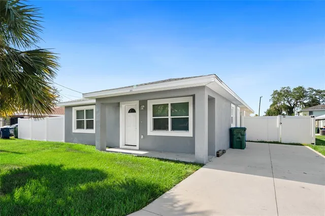 a view of a house with a yard