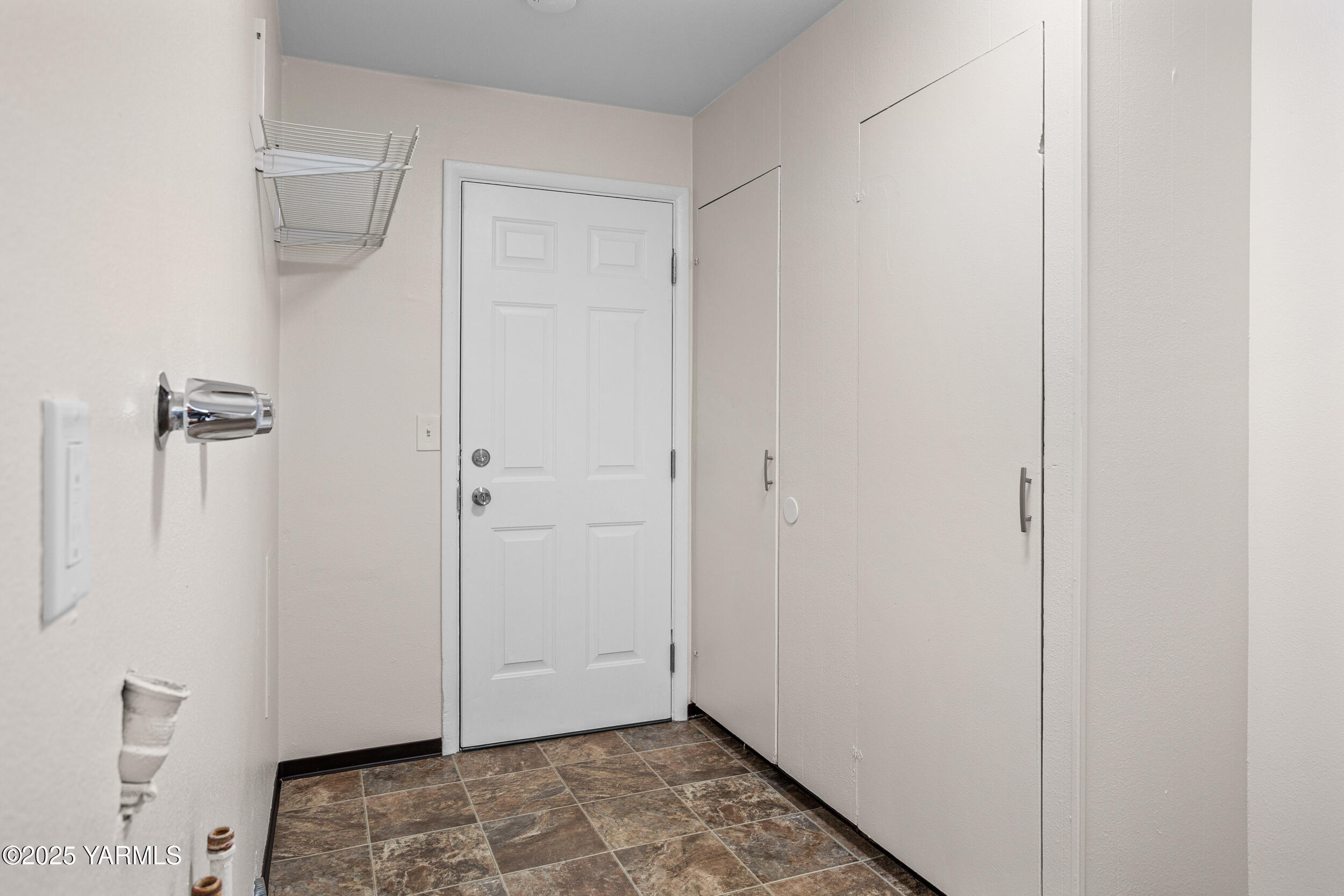 814 Adams Avenue Toppenish, WA 98948 - Photo 11 of 23 a view of bathroom