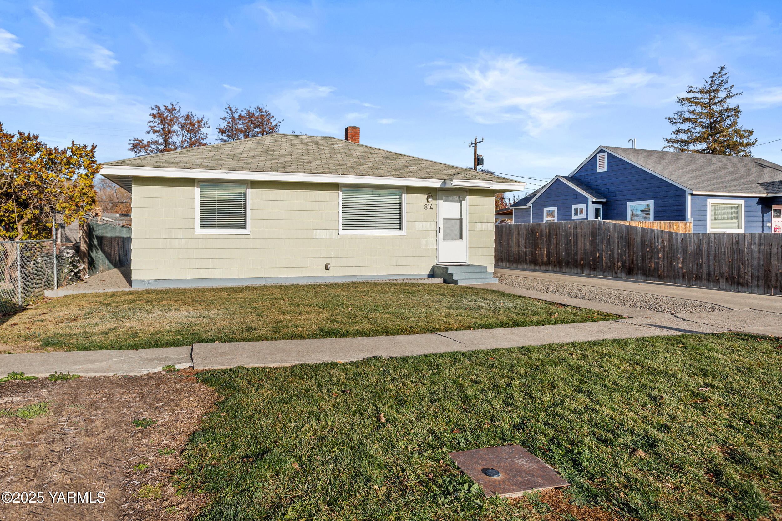 814 Adams Avenue Toppenish, WA 98948 - Photo 12 of 23 a front view of a house with a yard