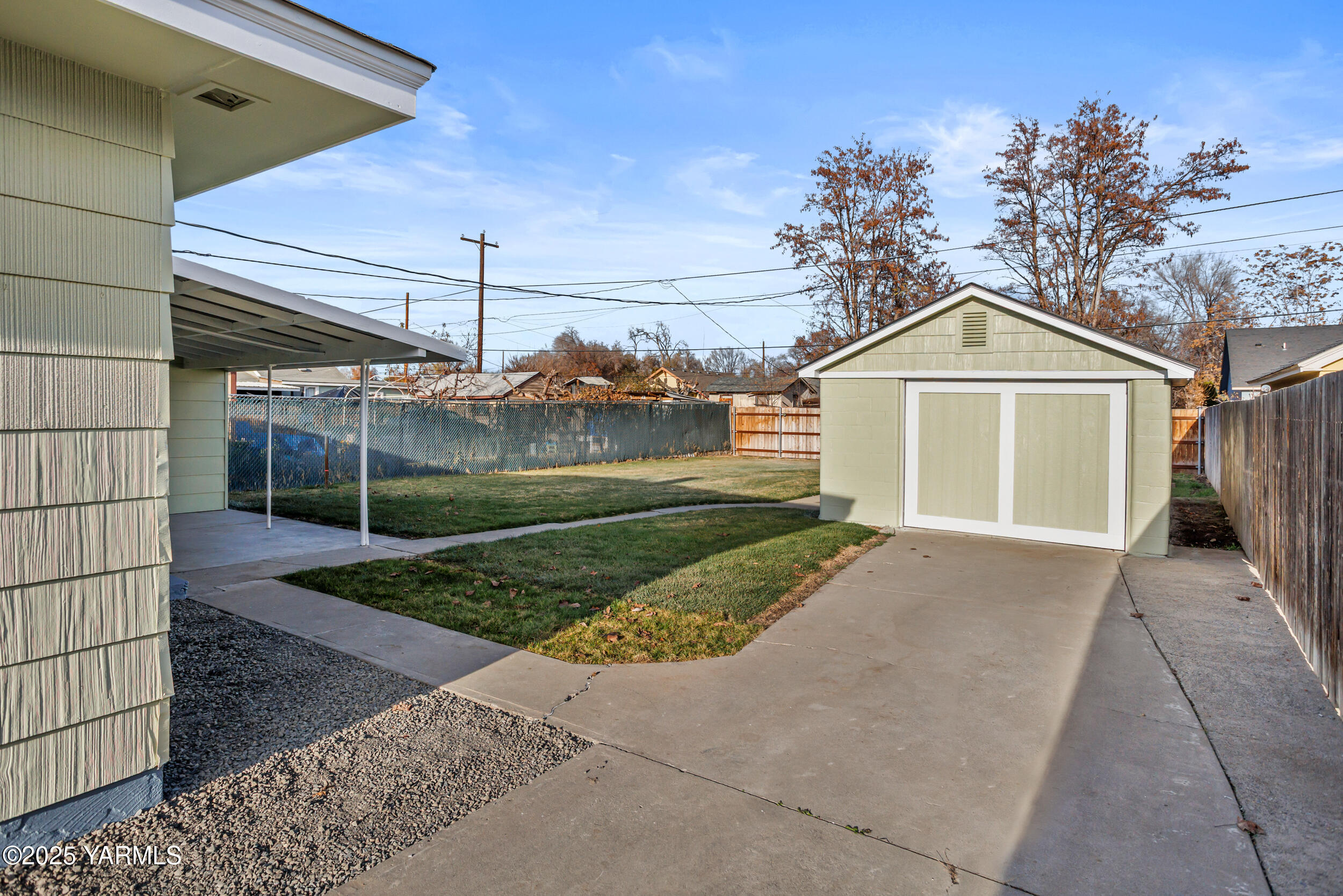 814 Adams Avenue Toppenish, WA 98948 - Photo 14 of 23 a view of a house with a yard