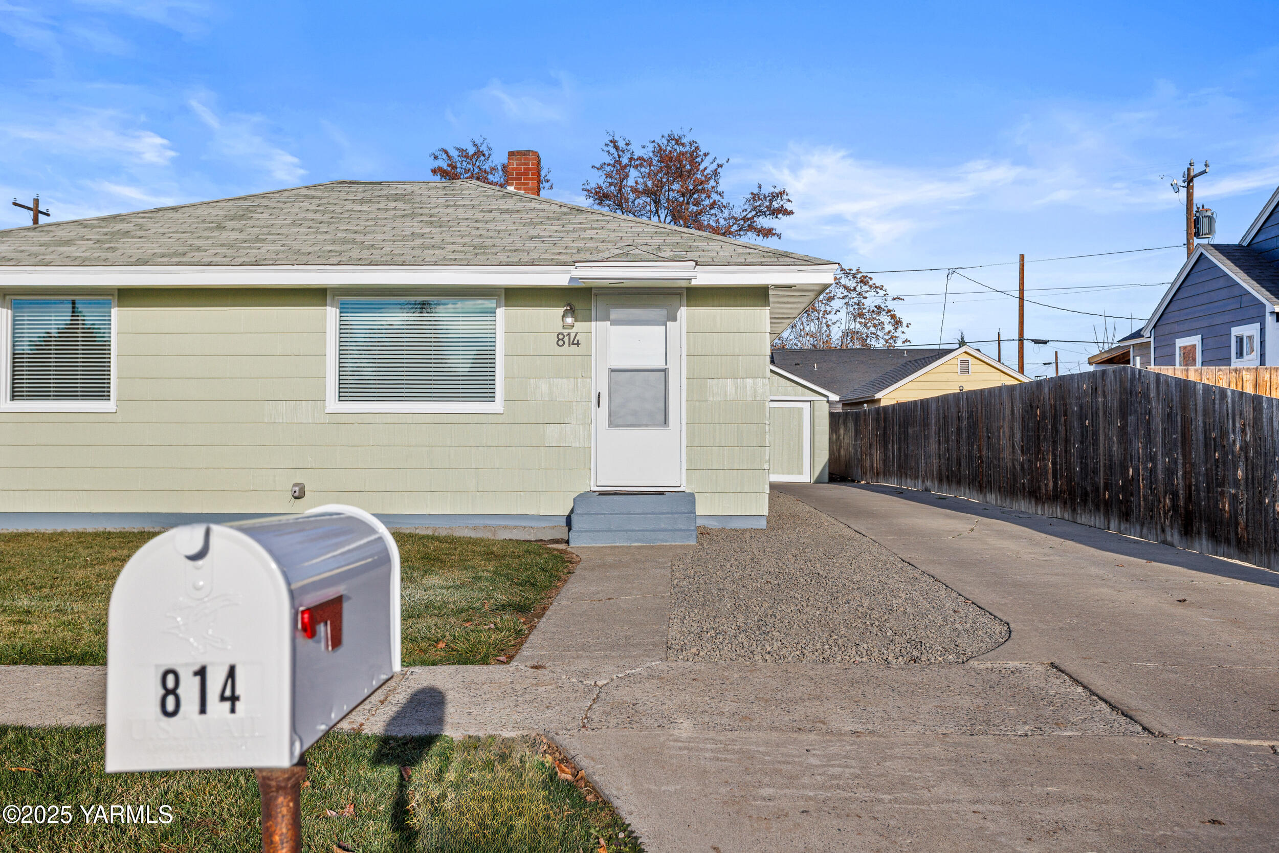 814 Adams Avenue Toppenish, WA 98948 - Photo 2 of 23 a front view of a house with garden