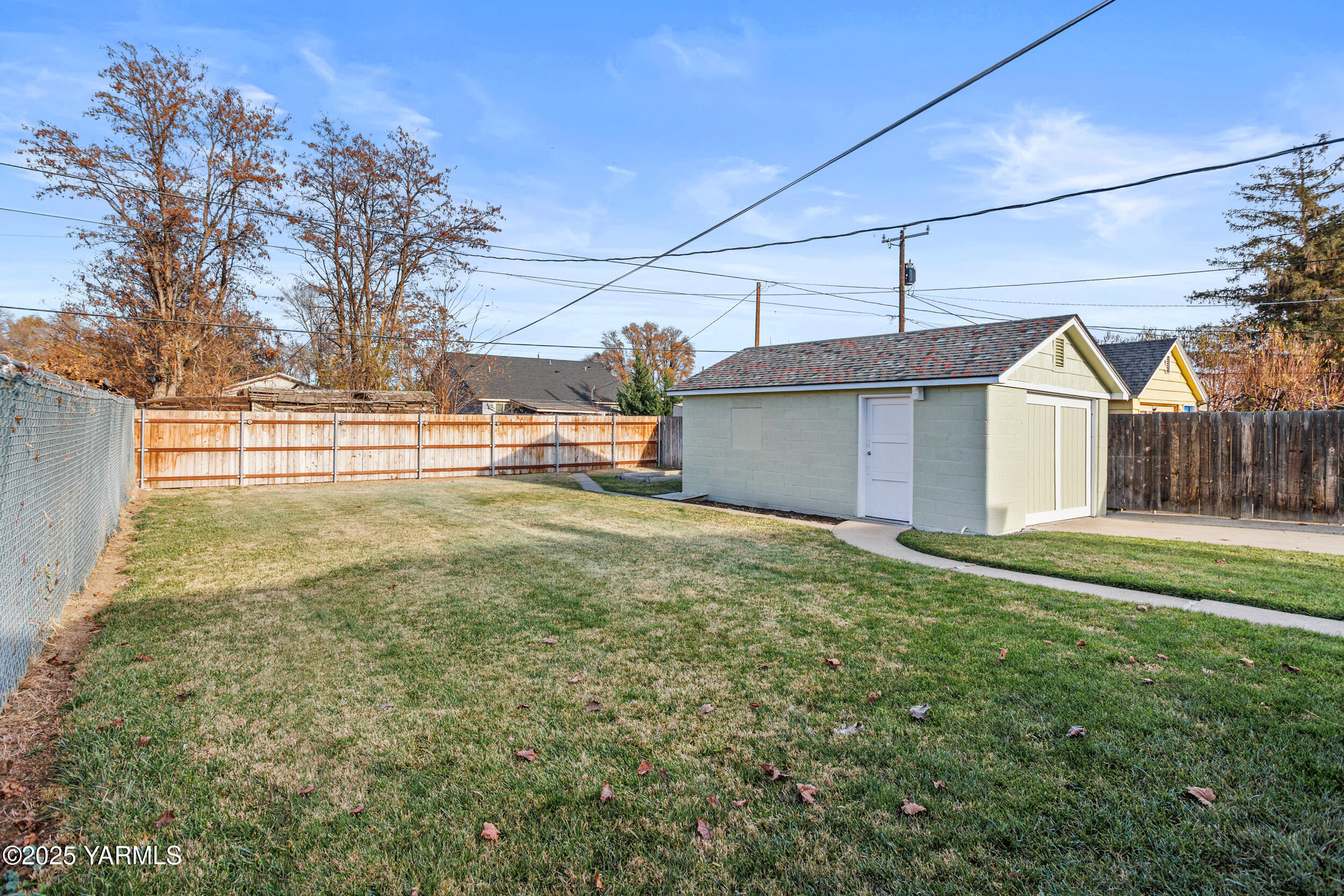 814 Adams Avenue Toppenish, WA 98948 - Photo 21 of 23 a view of a yard in front of a house