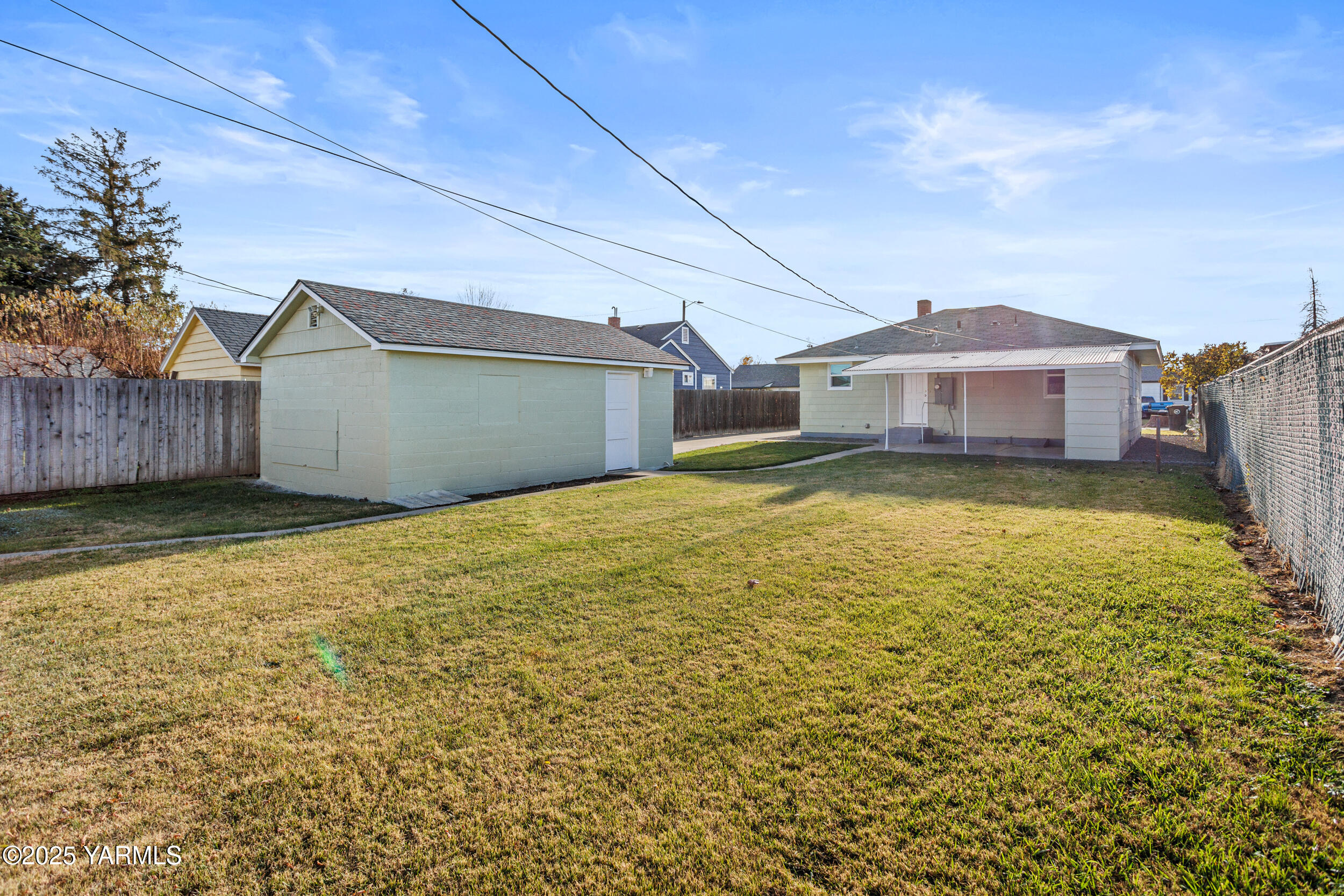 814 Adams Avenue Toppenish, WA 98948 - Photo 22 of 23 a view of a big house with a big yard and a large tree