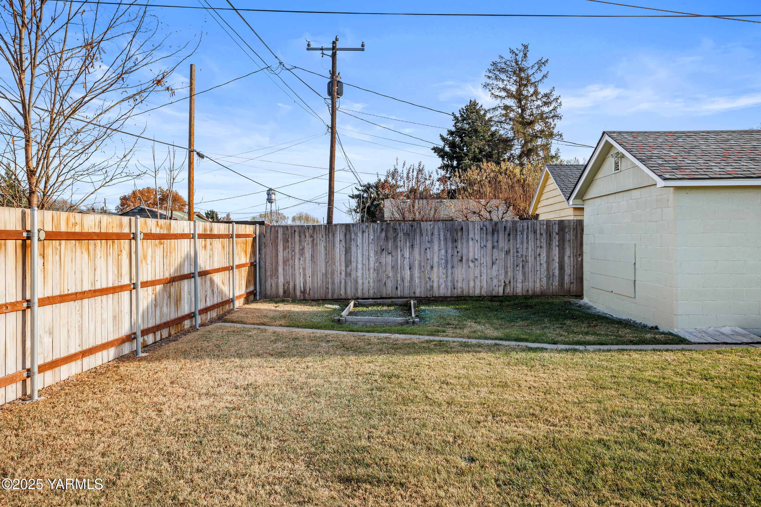 814 Adams Avenue Toppenish, WA 98948 - Photo 23 of 23 a view of a backyard