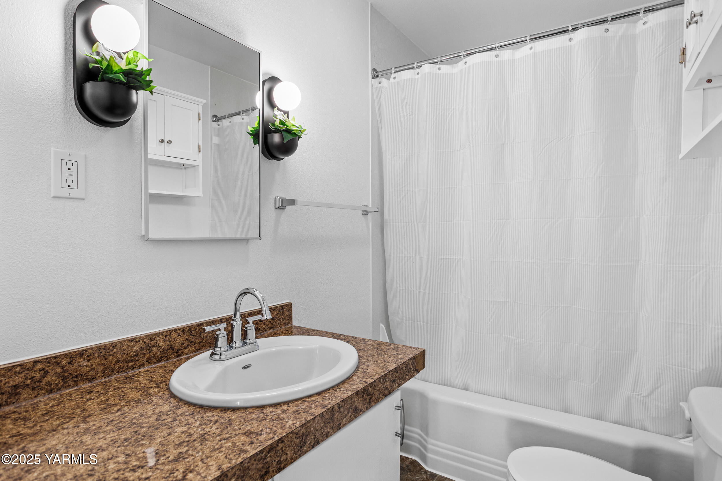 814 Adams Avenue Toppenish, WA 98948 - Photo 9 of 23 a bathroom with a sink toilet and mirror