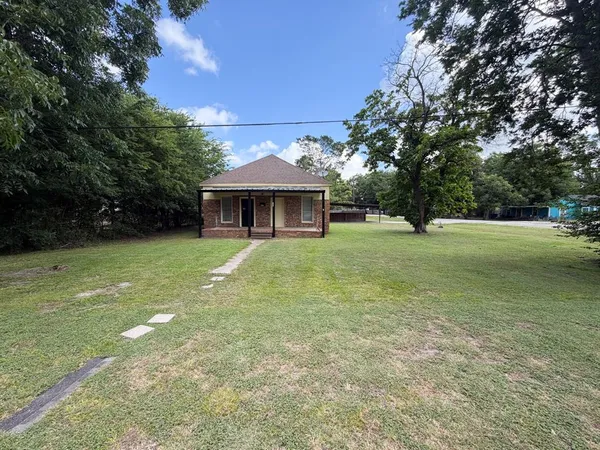 $1,450 | 309 Southeast 2nd Street, Kerens, TX 75144