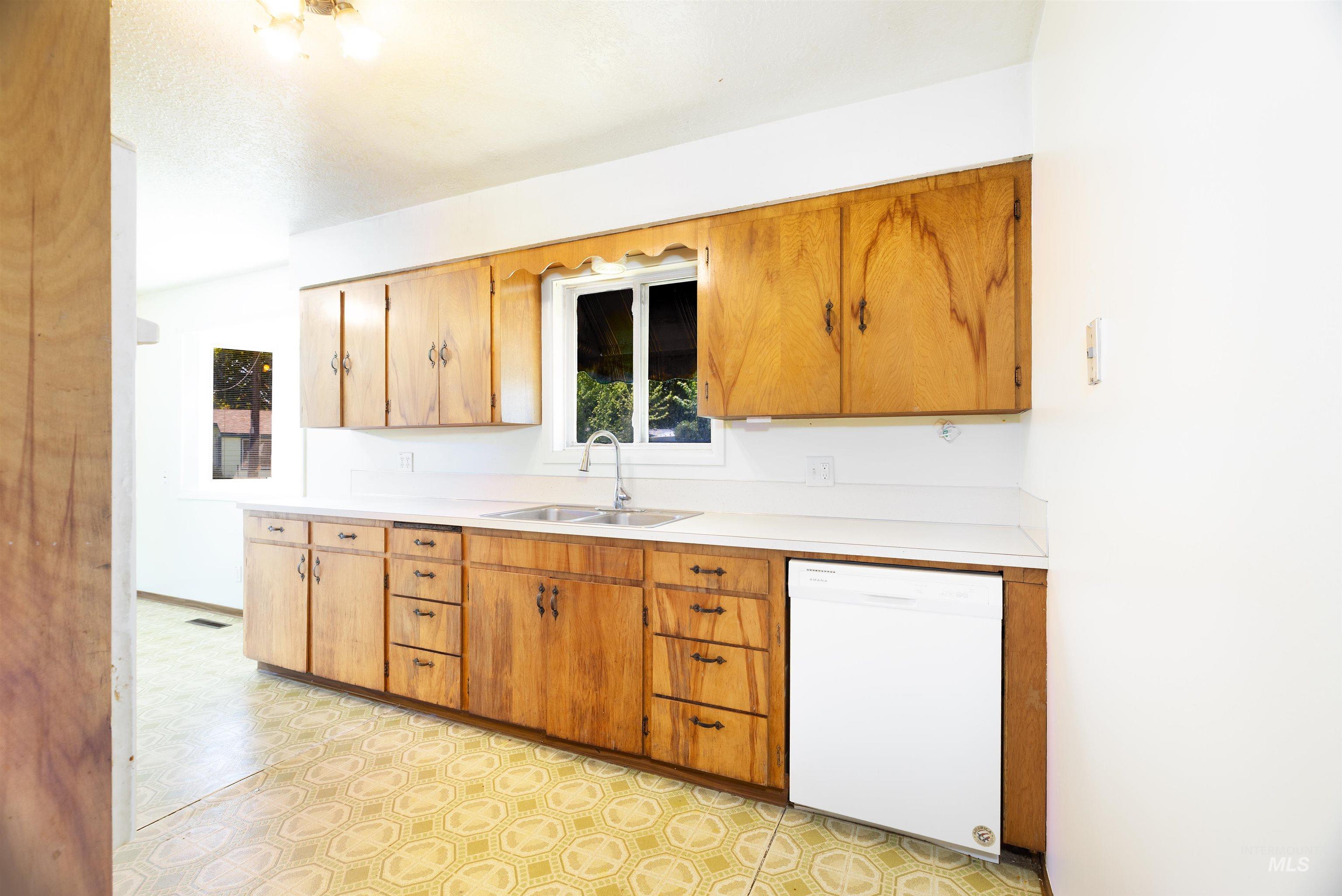 1811 North Maple Grove Road Boise, ID 83704 - Photo 8 of 33