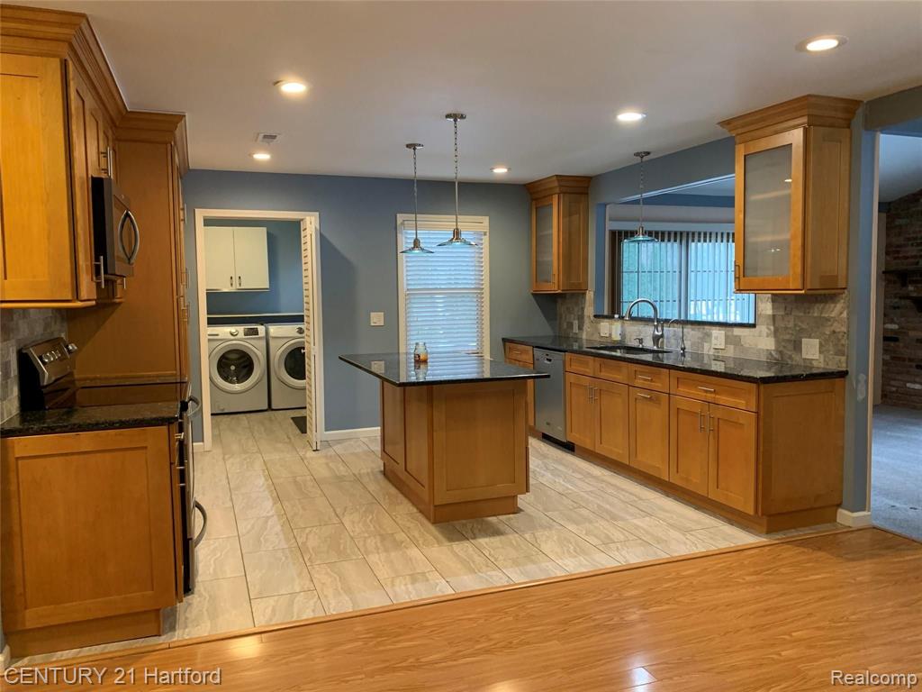 23895 Gill Road Farmington, MI 48335 - Photo 5 of 41