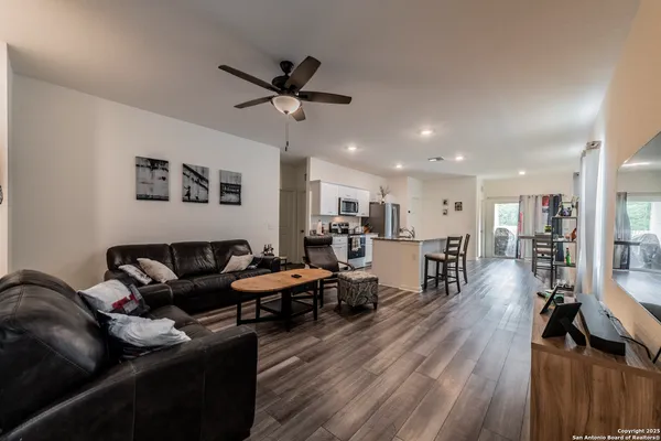 $1,695 | 5612 Pearl Meadow, Converse, TX 78109