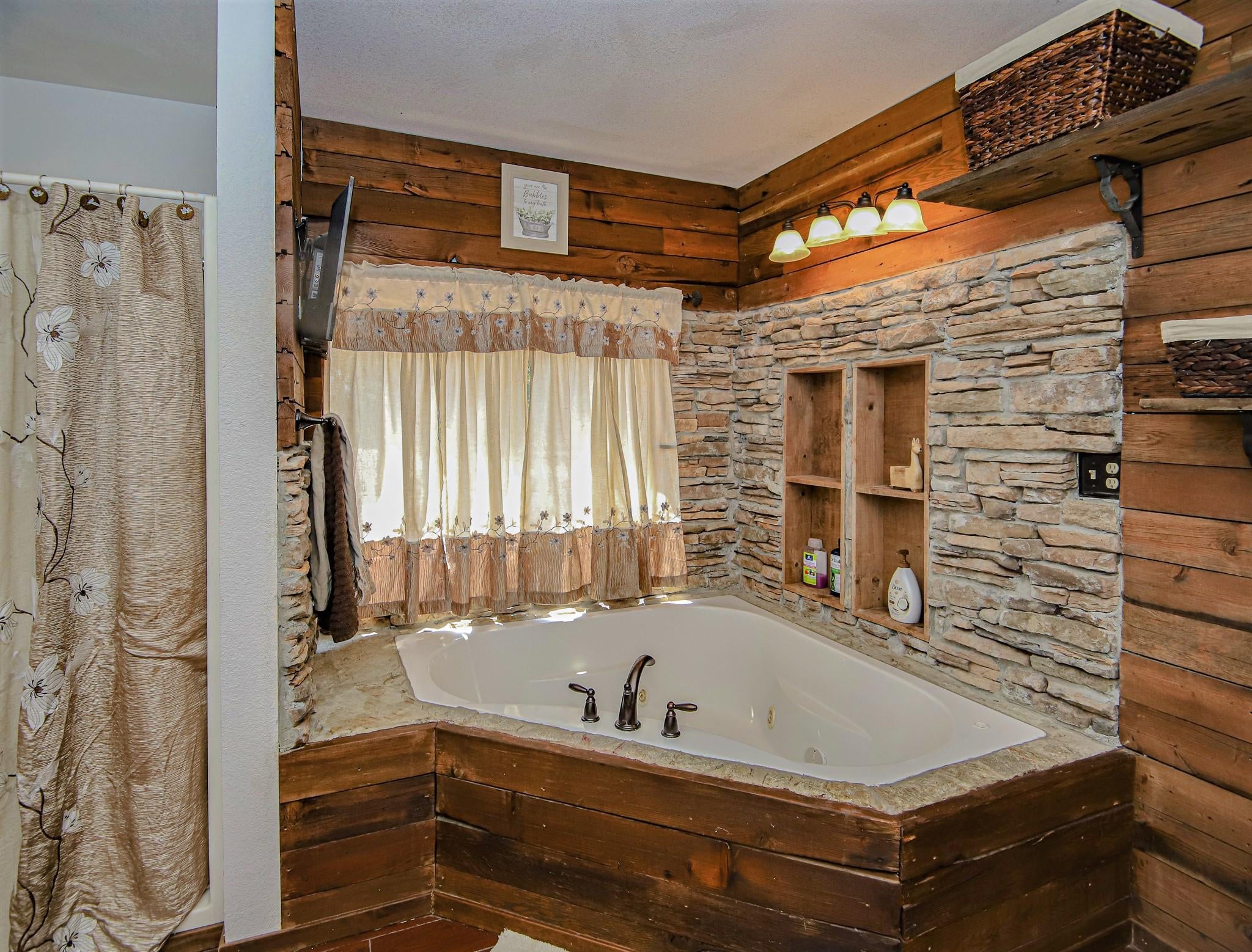 6033 Dodge Road White City, OR 97503 - Photo 14 of 35 Master Bath