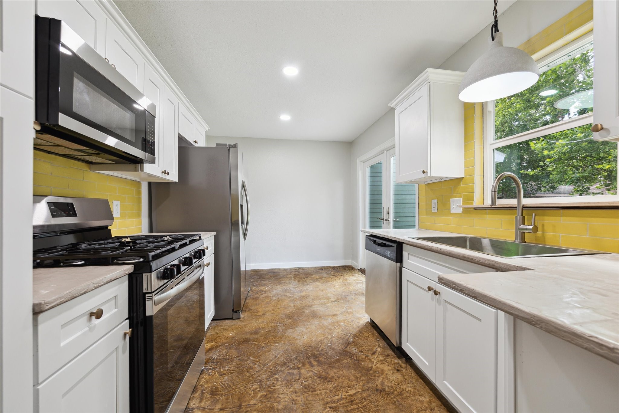 522 Barkley Street Houston, TX 77022 - Photo 5 of 18 Kitchen looking back to breakfast room. Recently installed patio doors lead to the large backyard.