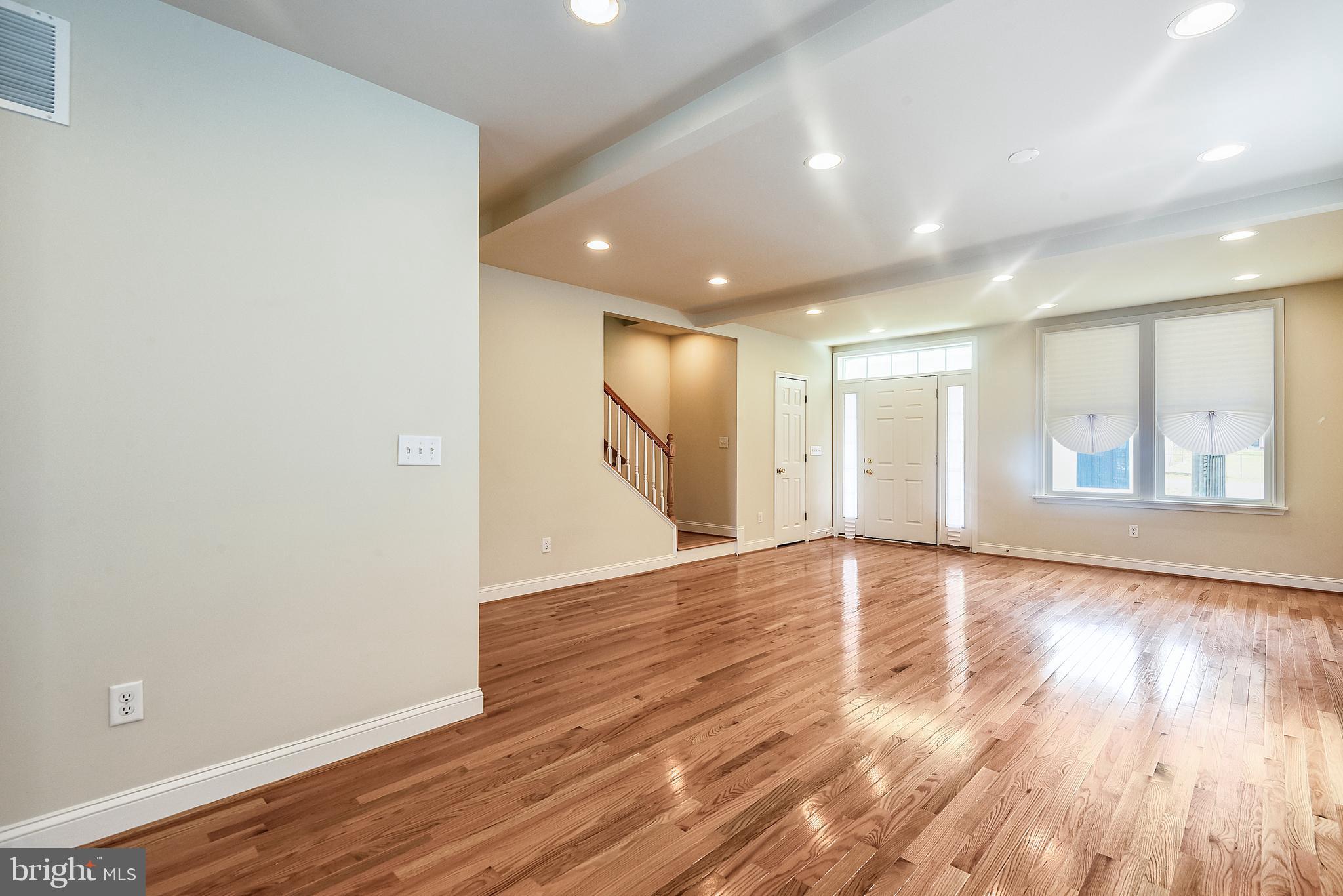 7820 Renshaw Road Pasadena, MD 21122 - Photo 19 of 76 Living room