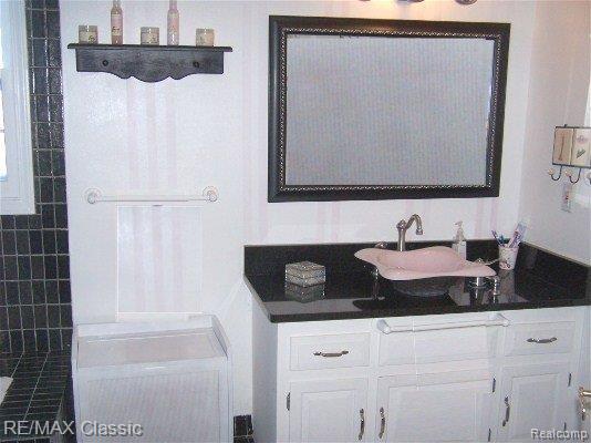 36126 Smithfield Road Farmington, MI 48335 - Photo 13 of 16 Upper Main Bath