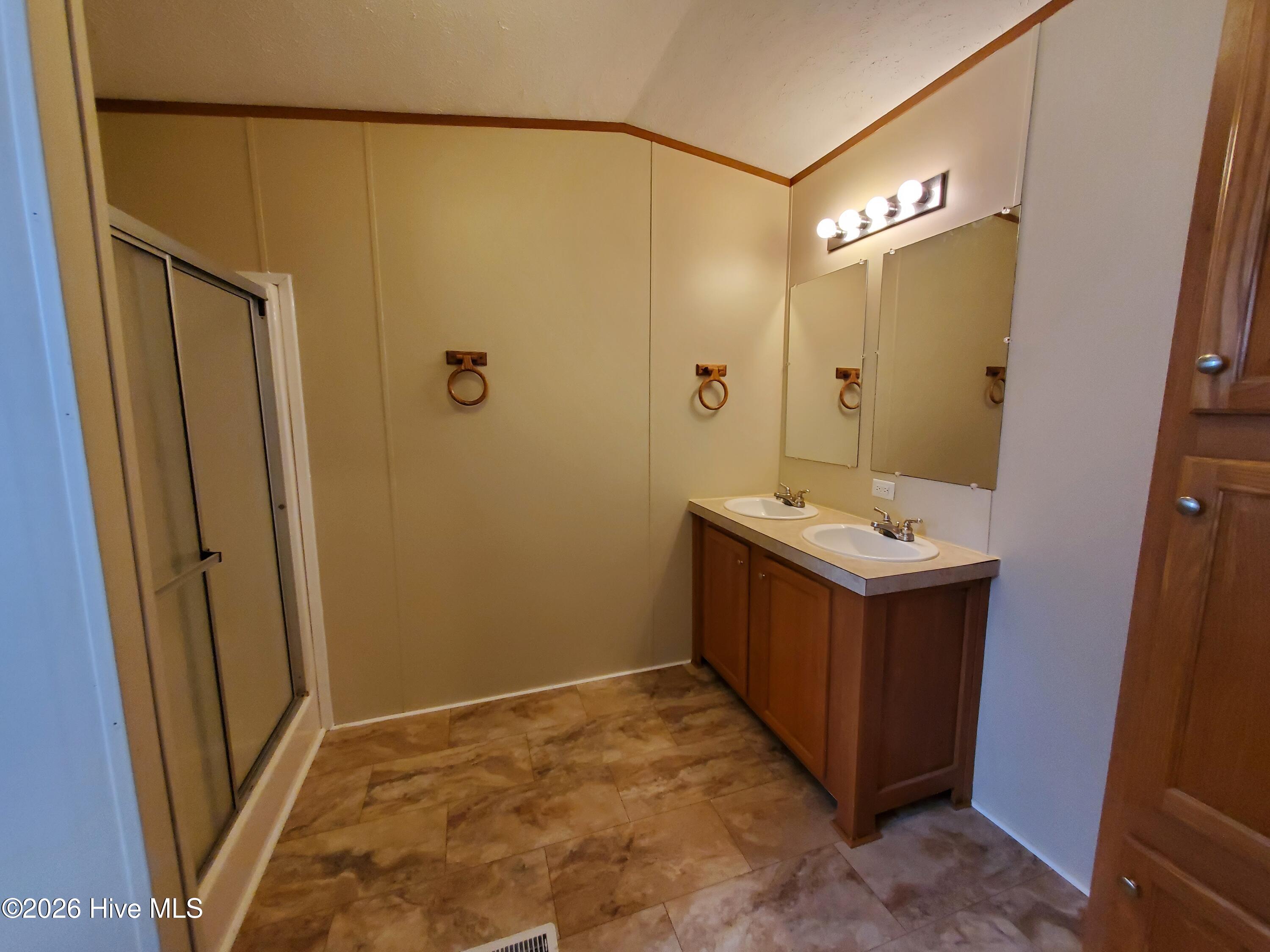 600 Leatherback Court Hubert, NC 28539 - Photo 9 of 19 Master bath