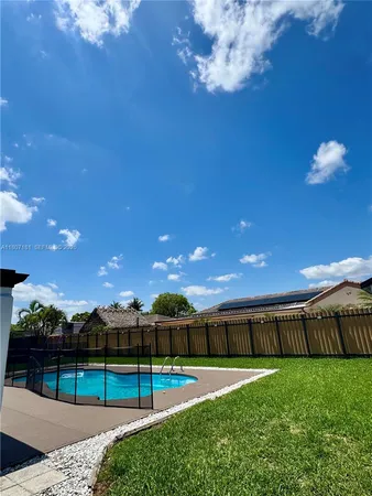 a view of a backyard