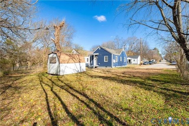 a house view with swimming pool