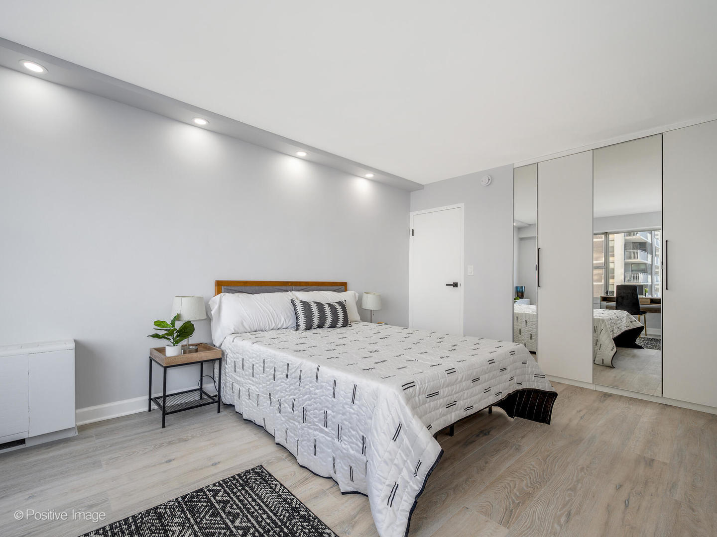 6157 North Sheridan Road, Unit 9J Chicago, IL 60660 - Photo 14 of 22