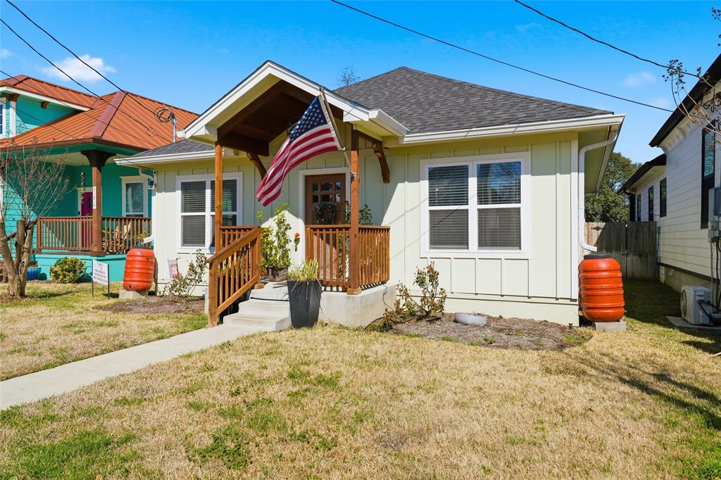 708 South 9th Street Waco, TX 76706 - Photo 3 of 26 a front view of a house with a yard