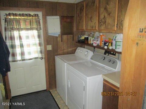 861 Hinman Road Harrah, WA 98933 - Photo 16 of 23 a utility room with dryer and washer