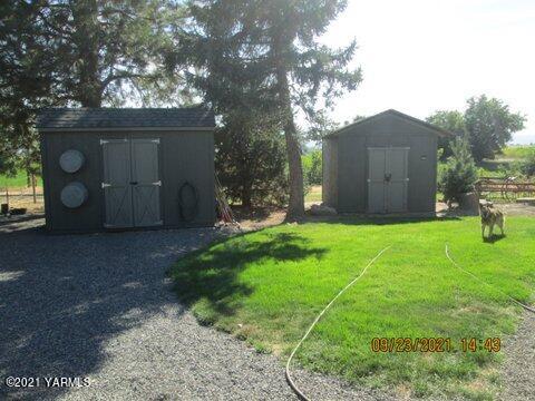 861 Hinman Road Harrah, WA 98933 - Photo 19 of 23 a backyard of a house with plants and large tree
