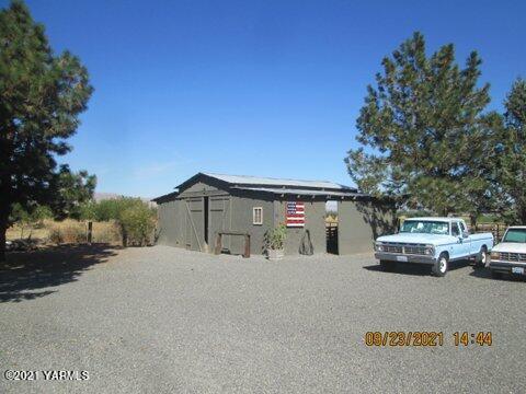 861 Hinman Road Harrah, WA 98933 - Photo 21 of 23 a car parked in front of a house