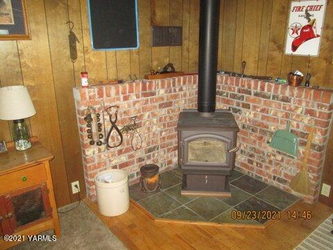 861 Hinman Road Harrah, WA 98933 - Photo 3 of 23 a bathroom with a sink and a mirror