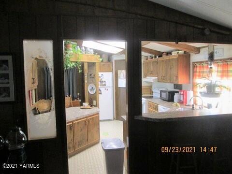 861 Hinman Road Harrah, WA 98933 - Photo 5 of 23 a view of a living room and kitchen