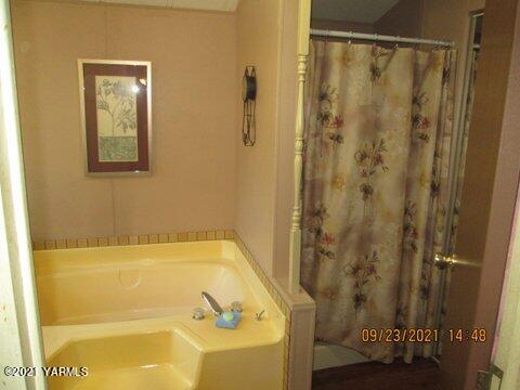 861 Hinman Road Harrah, WA 98933 - Photo 9 of 23 a bathroom with a bathtub