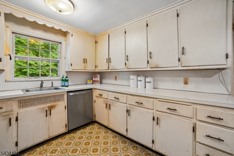 137 Beekman Road Summit, NJ 07901 - Photo 16 of 44