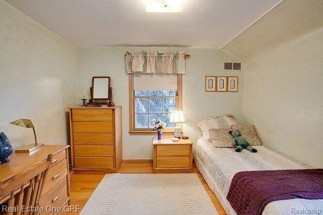 773 Pemberton Road Grosse Pointe, MI 48230 - Photo 17 of 24 17 0001 greenish bedroom.jpg
