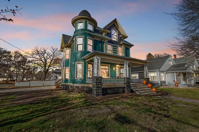 $299,900 | 145 South Franklin Street, Shawano, WI 54166