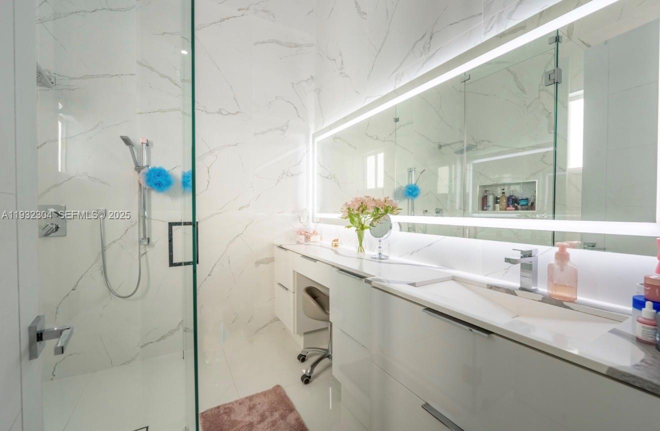 10850 Southwest 32nd Street Miami, FL 33165 - Photo 24 of 48 Bedroom #3 Bathroom