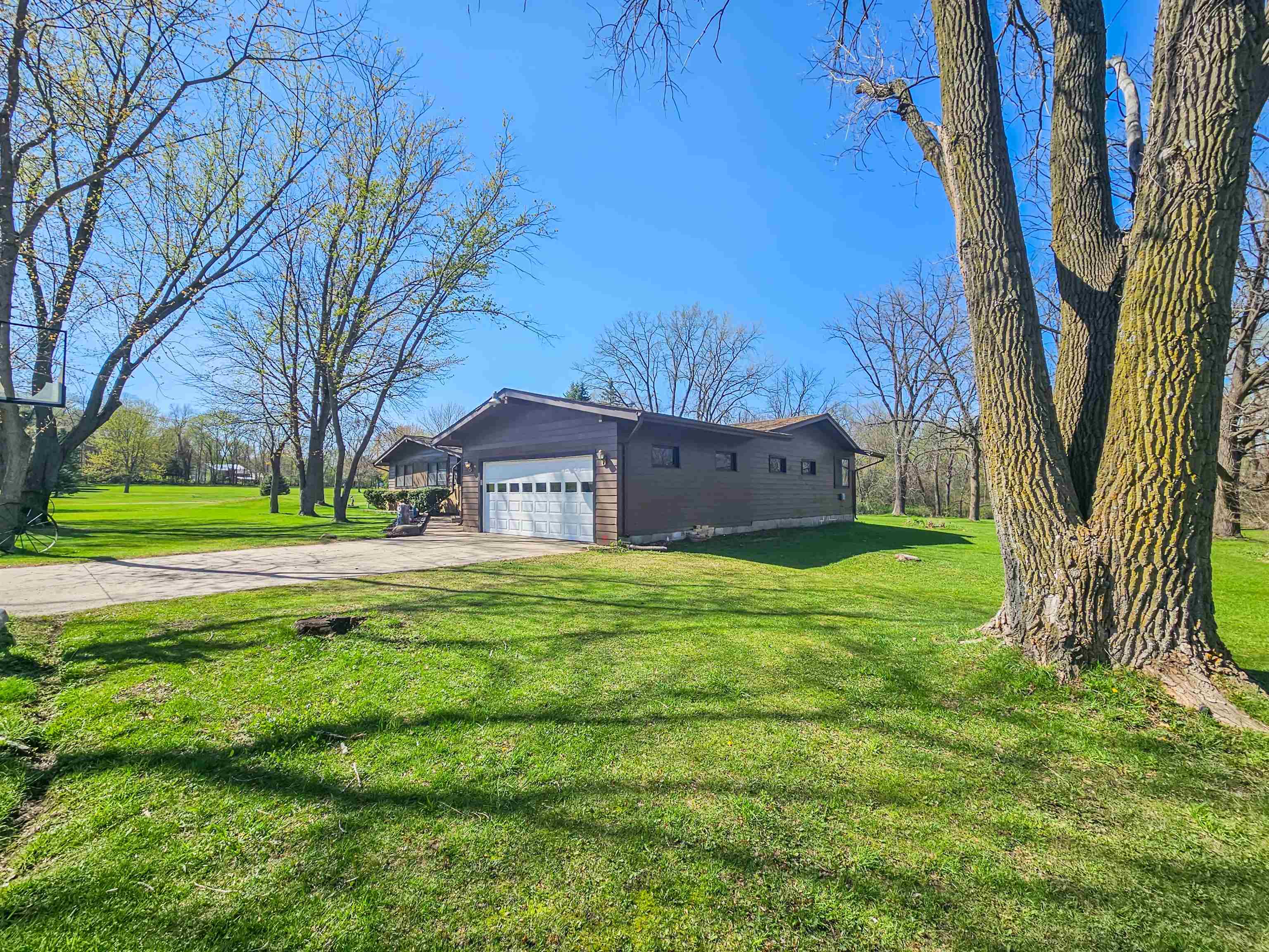 10726 West County Rd K Beloit, WI 53511 - Photo 4 of 36