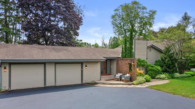 $889,000 | 1465 West County Line Road, River Hills, WI 53217