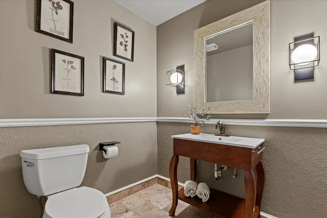 $889,000 | 1465 West County Line Road, River Hills, WI 53217