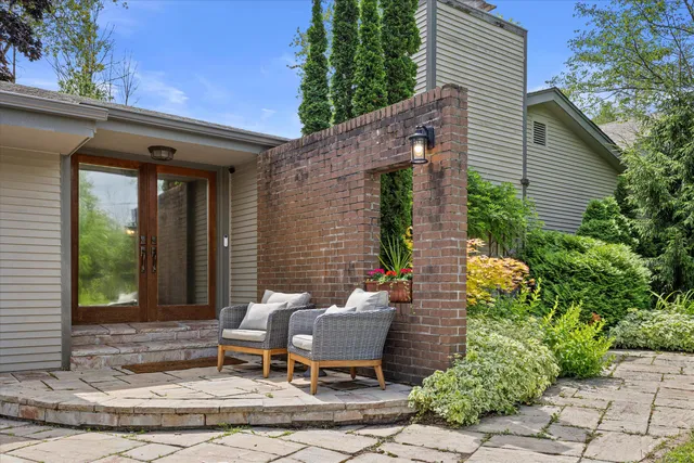 $889,000 | 1465 West County Line Road, River Hills, WI 53217