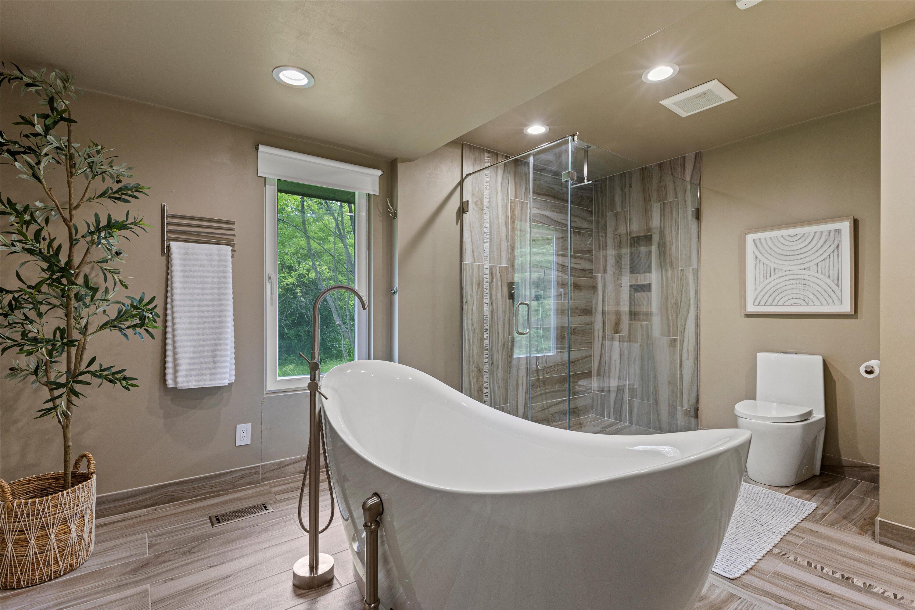 1465 West County Line Road River Hills, WI 53217 - Photo 23 of 49 Primary Bath