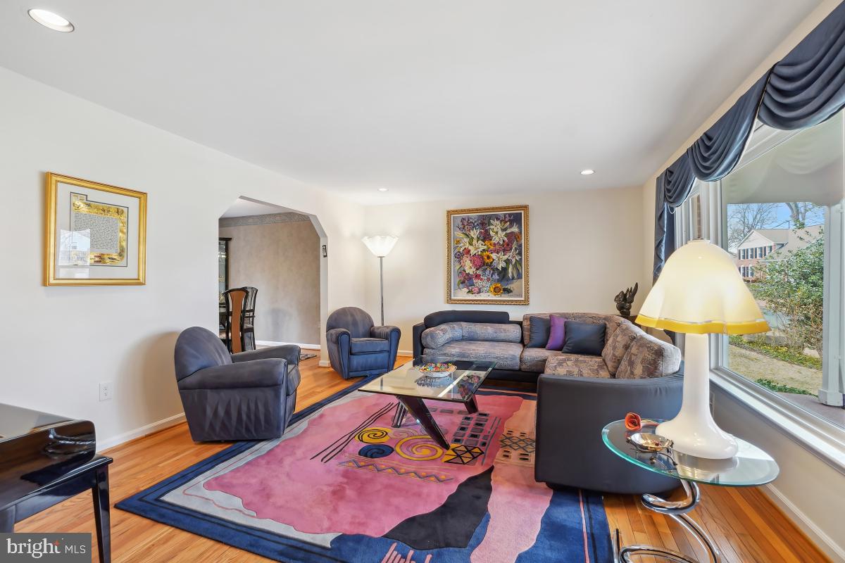 7802 Ivymount Terrace Potomac, MD 20854 - Photo 5 of 51 a living room with furniture and a window