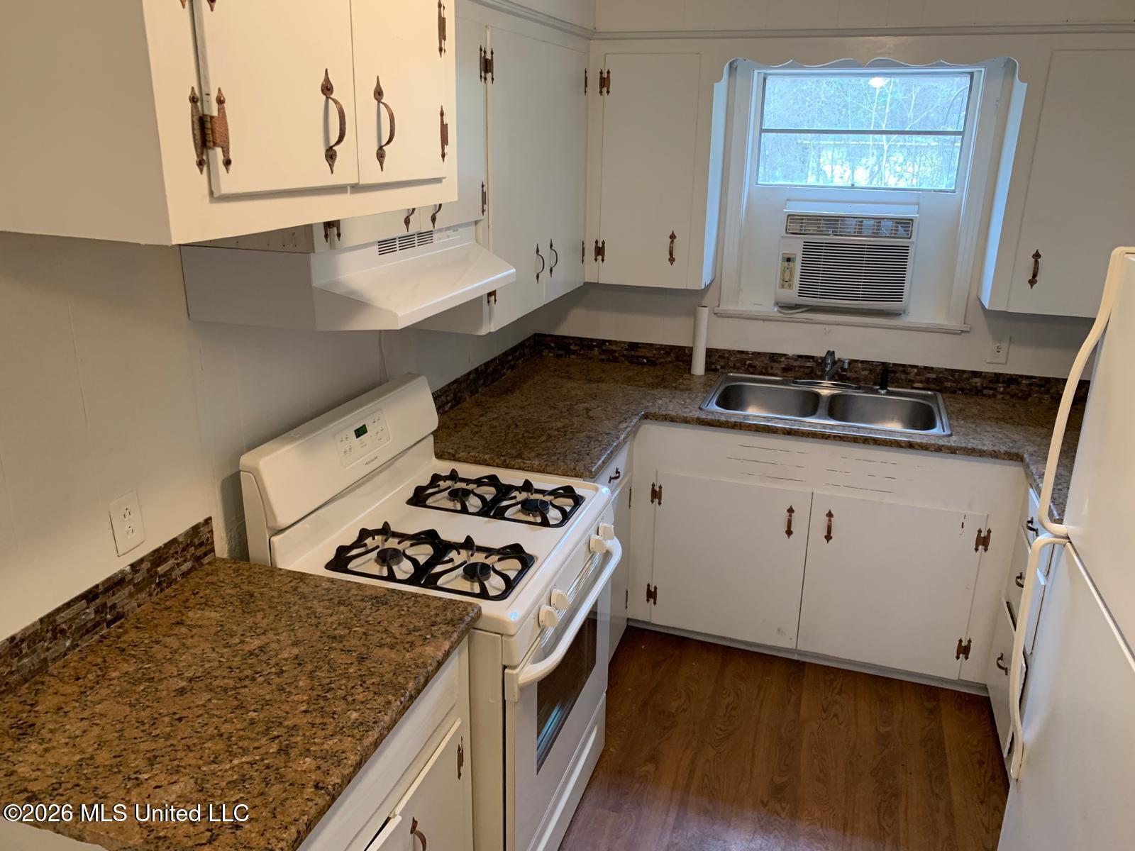 1066 Branch Street Jackson, MS 39212 - Photo 8 of 11 06 - Kitchen 2