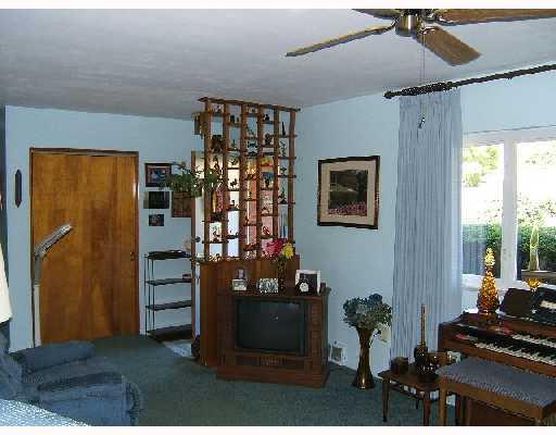 131 Hahn Road Pittsburgh, PA 15209 - Photo 4 of 16 Living Room.