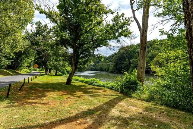 a view of an outdoor space
