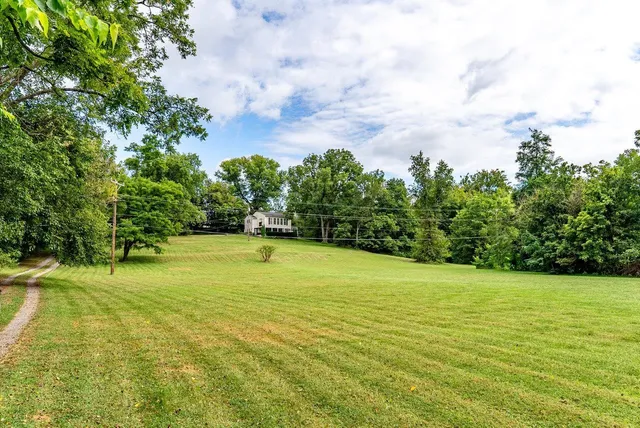 a view of a yard with a house