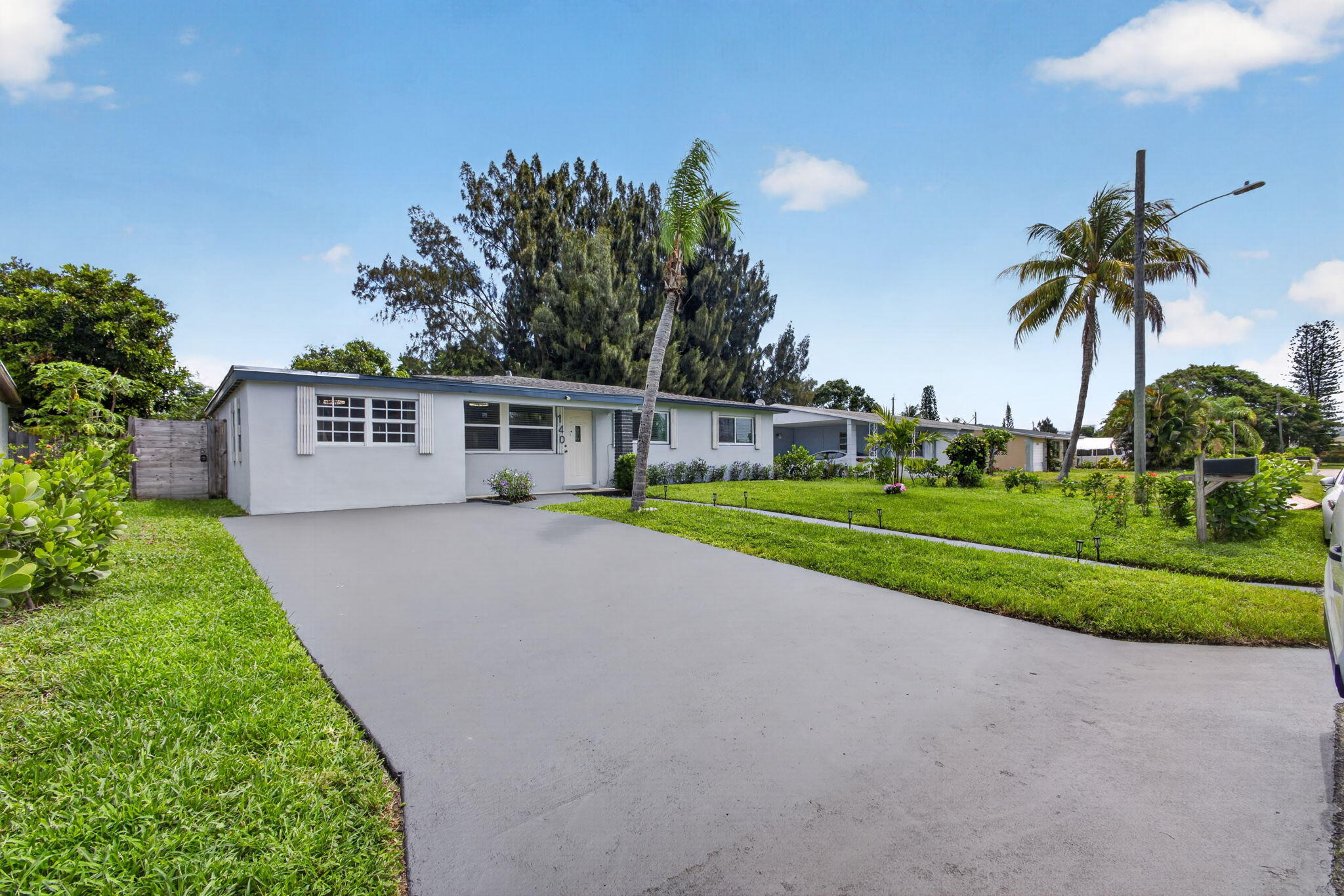 140 West 31st Court Riviera Beach, FL 33404 - Photo 4 of 59 1-web-or-mls-5D1A7340