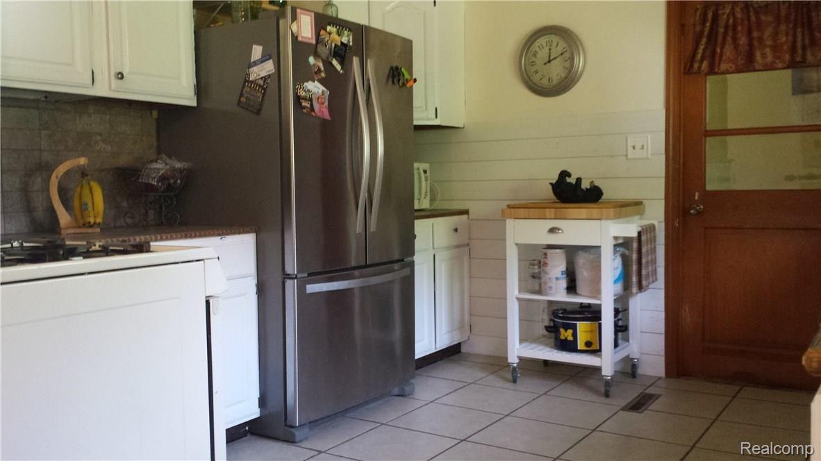 7782 South Durand Road Durand, MI 48429 - Photo 2 of 11 kitchen.jpg