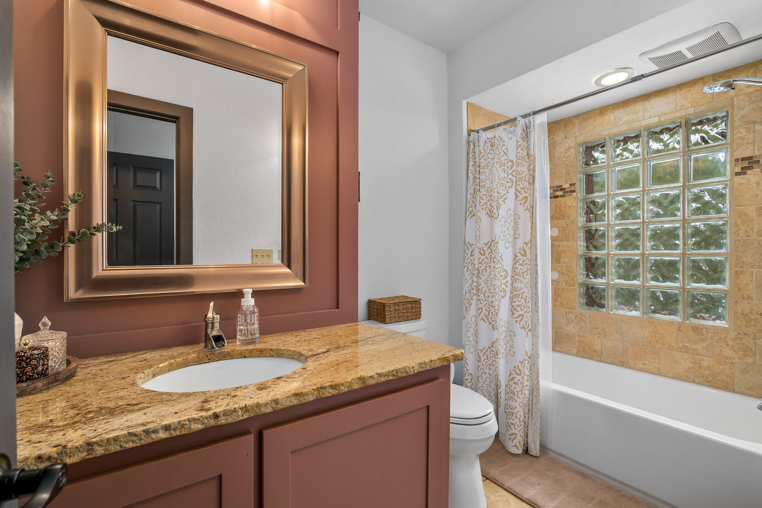 1793 Limpy Creek Road Grants Pass, OR 97527 - Photo 22 of 50 Upstairs Full Bathroom